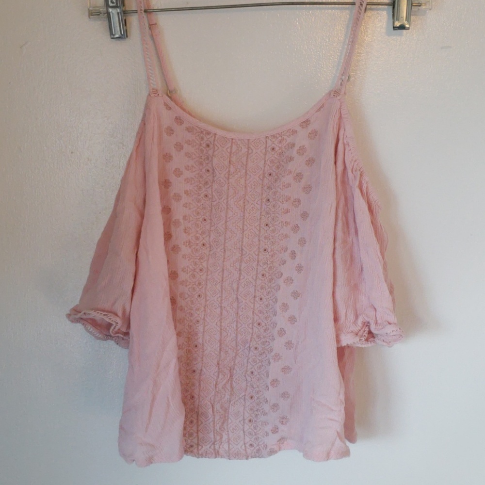 Cold shoulder crop top.